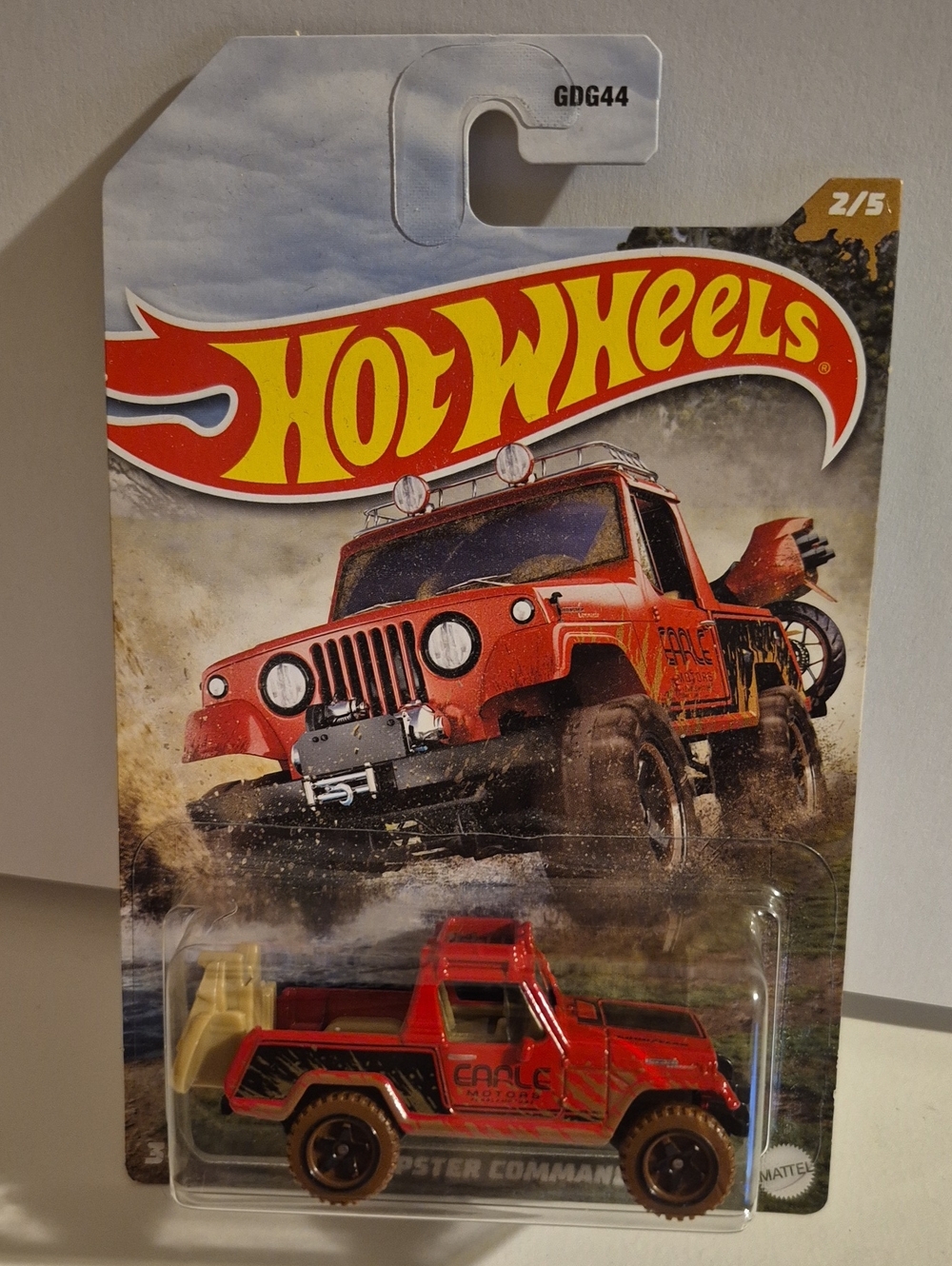 B9  matchbox  67 Jeepster Commando with shipping protector cracked blister